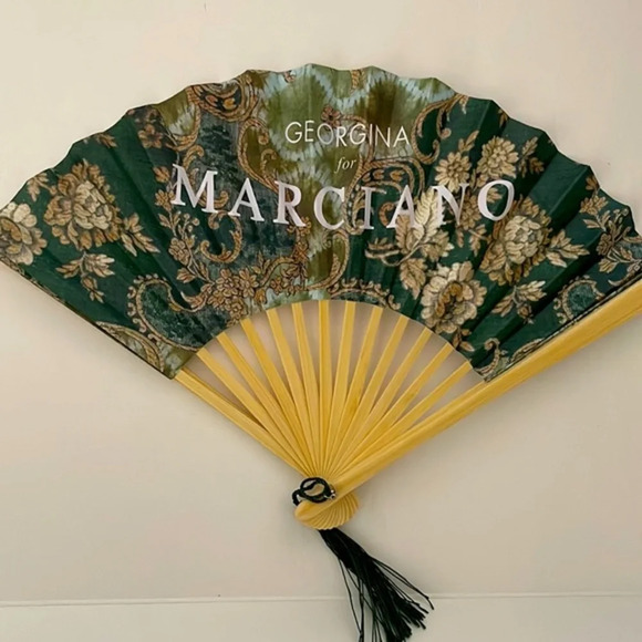 Guess Georgina Marciano folding fan - Picture 1 of 5